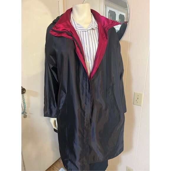 MycraPac-One Shiny Raspberry to Black Reversible Raincoat with Zip Away Hood Stu - Picture 5 of 9